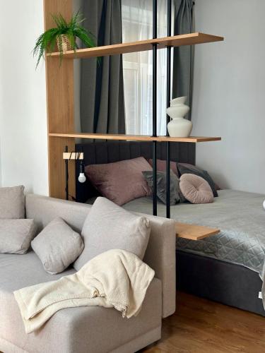 Un lugar para sentarse en AMRÉ apartments - Quiet & Cozy stay in Riga Center - SELF CHECK-IN