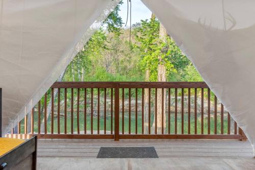 Μπαλκόνι ή βεράντα στο Furnished Glamping Tent/Red River Access/King Bed
