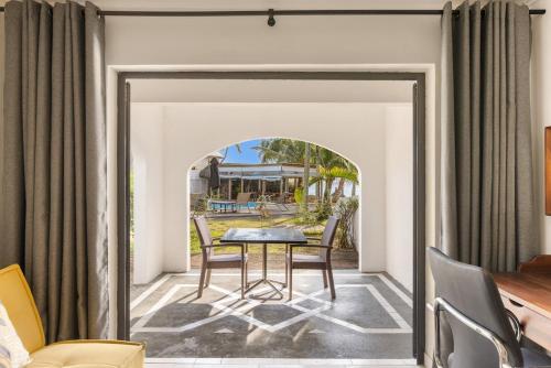 Grand Sahāna 3 - Beachfront Studio Apartment - Work from Paradise - Digital Nomad