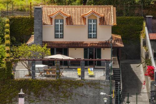 an aerial view of a house with a roof at Casa da Avo in Faial