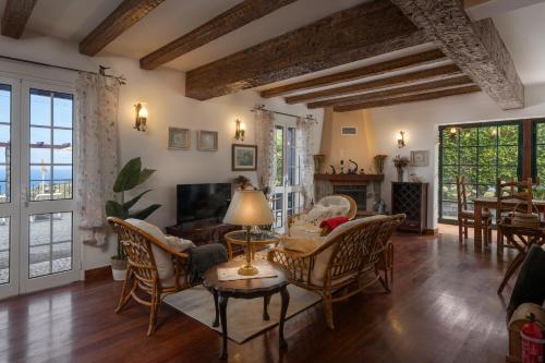 a living room with a table and chairs at Casa da Avo in Faial