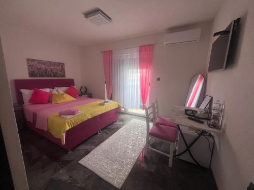 Postel nebo postele na pokoji v ubytování Apartmani M&DŽ Bihać