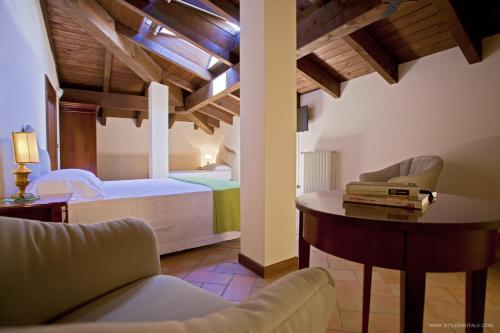 a living room with a table and a bed at Pragatto Hills by Casino di Pragatto in Crespellano