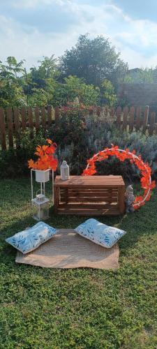 a garden with a wooden bed and a flower arrangement at B&B TERRA DI COLLINA in Montegrosso dʼAsti