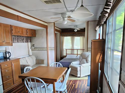 Kuchyň nebo kuchyňský kout v ubytování Lakefront RV Cottage in Parry Sound #3