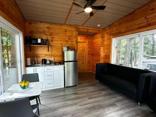 Dapur atau dapur kecil di 1-bedroom Unique Eco Log Cabins in Parry Sound #102