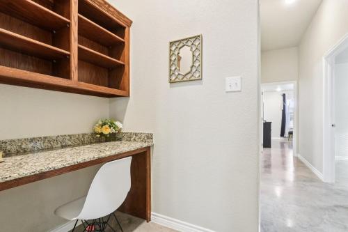 Gambar di galeri bagi Fully furnished Copperas cove home, 3 bedrooms and 2 bathrooms, an office,WiFi and garage di Copperas Cove