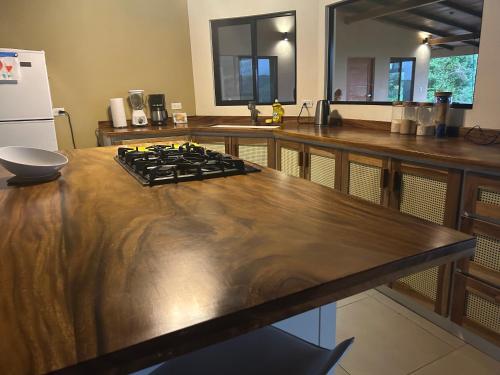 サン・ラモンにあるVilla Arcoirisのキッチン(木製カウンタートップ、コンロ付)