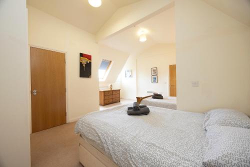 1 dormitorio con 1 cama grande y puerta de madera en The Avenue, en Leamington Spa