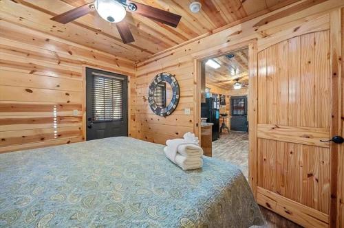 Ένα ή περισσότερα κρεβάτια σε δωμάτιο στο Rustic Retreat With Hot Tub Firepit BBQ