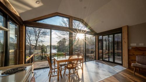 Χώρος καθιστικού στο Lake Muskoka 2-bedroom Cottage - Pier 100 #50