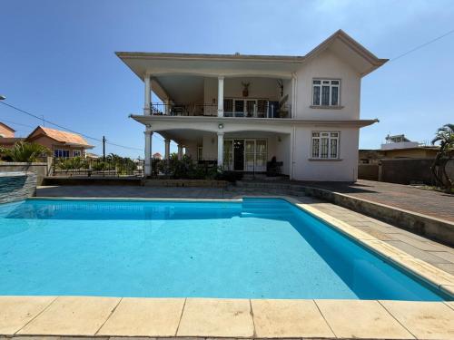 Family-Friendly 3-Bedroom Coastal Haven in Flic en Flac