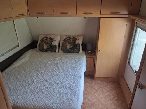 a bedroom with a bed in an rv at Caravane chez l'habitant proche Disneyland Paris in Lagny