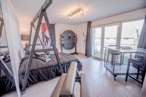 Postel nebo postele na pokoji v ubytování L'Atelier KUROI - Love Room BDSM - Balançoire, Banc de fessée, Cage, Croix, Tantra