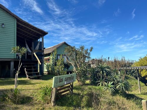 a sign in front of a house at Complejo Las Carmelas in Punta Del Diablo