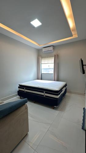 a large room with a bed and a window at Nosso lar na COP in Marituba
