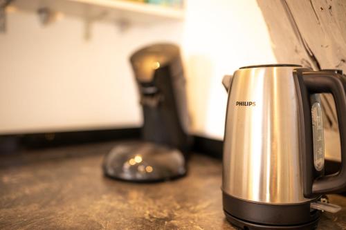 a coffee pot sitting on top of a counter at Dachgeschosswohnung mit Klimaanlage-15min vom Europa Park entfernt in Kenzingen