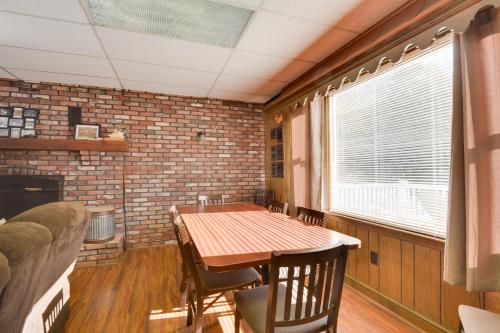 Η κουζίνα ή μικρή κουζίνα στο Serene Saxton Lodge 7 Mi to Lake Raystown!