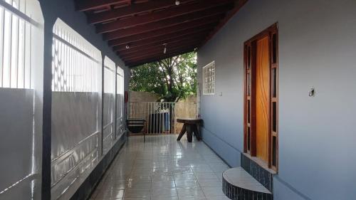 a hallway of a house with a door and a table at Casa espaçosa, com ar condicionado em todos os quartos in Barra do Garças