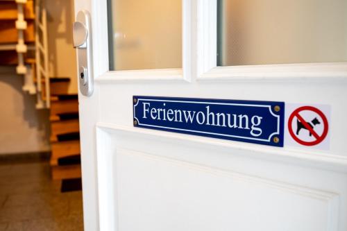 a blue sign on a door with a no smoking sign on it at Dachgeschosswohnung mit Klimaanlage-15min vom Europa Park entfernt in Kenzingen