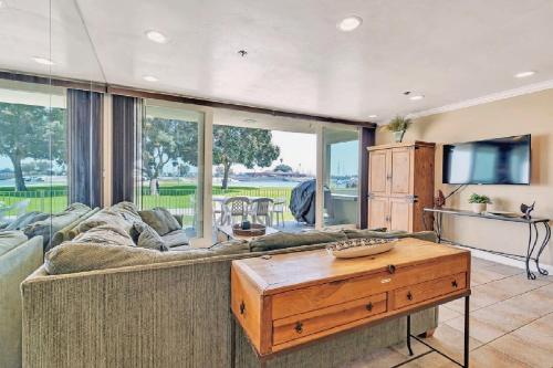 Televisyen dan/atau pusat hiburan di Three Bedroom Condo with Bay Views in San Diego