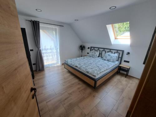 een slaapkamer met een bed en een raam bij Riverside Apartma 2, Kranjska Gora in Kranjska Gora