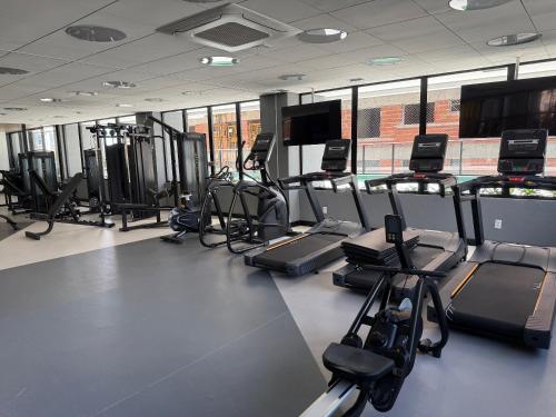 a gym with rows of exercise bikes and treadmills at Apt 1 Quarto Luxuoso - Gyro Vaca Brava in Goiânia