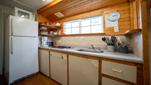 Η κουζίνα ή μικρή κουζίνα στο 2-Bedroom Cottage #4 - Monterey Pine