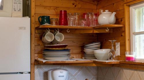 Η κουζίνα ή μικρή κουζίνα στο 2-Bedroom Cottage #4 - Monterey Pine