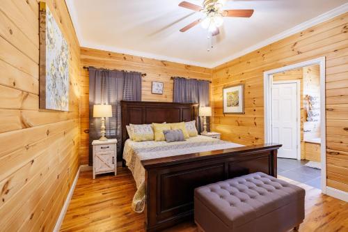 une chambre avec un lit et un ventilateur de plafond dans l'établissement Bird House - Hot Tub, Large Yard, Horses Nearby, à Mentone