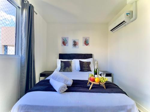 a bedroom with a bed with a tray of fruit on it at Apartamento com VISTA MAR, Ar-condicionado, Wi-Fi Condomínio com PISCINA, quadra de esportes Playground infantil a 15 minutos do Beto Carreiro in Piçarras