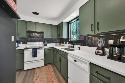 Η κουζίνα ή μικρή κουζίνα στο Amazing Pineview Hideaway Hot Tub In-Law Suite