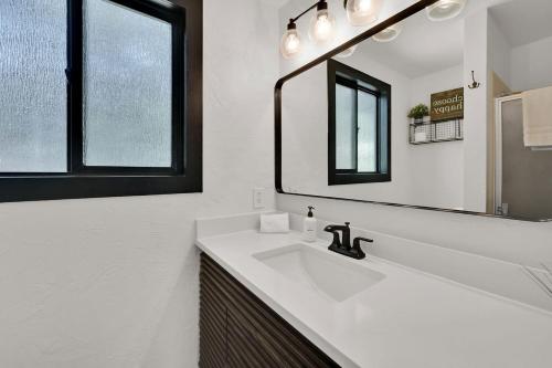 Ένα μπάνιο στο Amazing Pineview Hideaway Hot Tub In-Law Suite