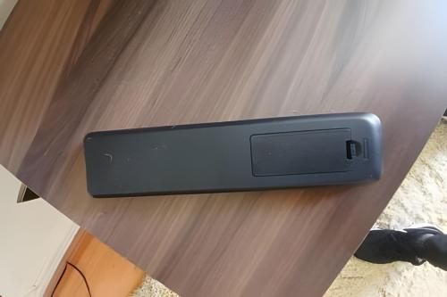 a cell phone sitting on top of a wooden table at Conforto familiar – Wi-Fi veloz e 1 min da praia in Santos