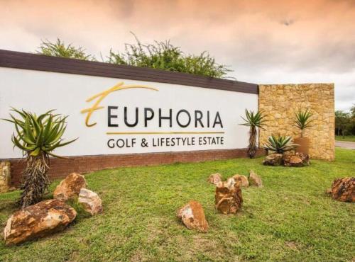 Certificado, premio, señal o documento que está expuesto en Euphoria Self Catering Home