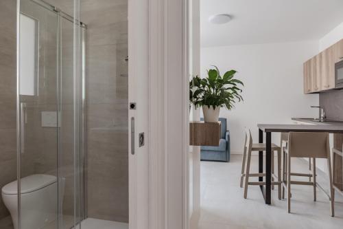 カオルレにあるResidence Le Veleのバスルーム(シャワー、テーブル、椅子付)