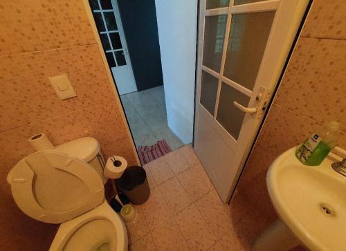 une salle de bain avec toilettes et lavabo dans l'établissement Bonito departamento, à Toluca