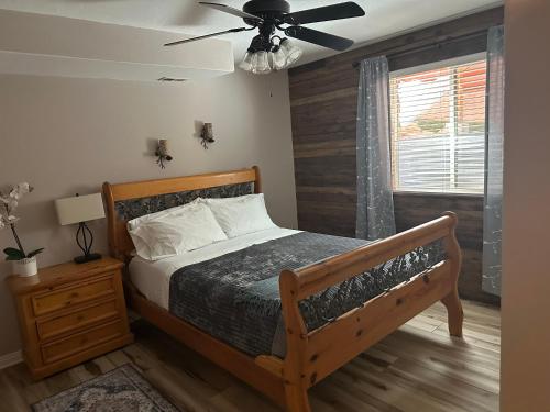 une chambre avec un lit et un ventilateur de plafond dans l'établissement Sunnyside Cabin, à Saint George