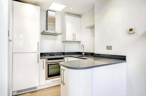 Elegant 2 Bedroom Apartment in Knightsbridge photo 17