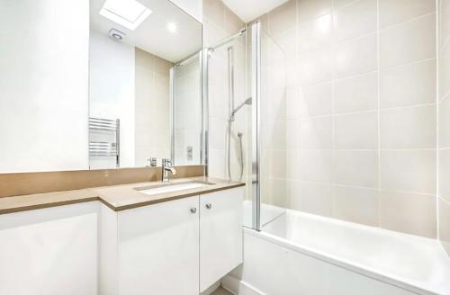Elegant 2 Bedroom Apartment in Knightsbridge photo 4