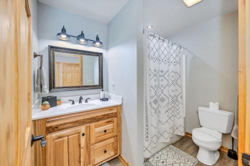 Ένα μπάνιο στο Sit n Ponder Dog-Friendly Log Cabin with Views