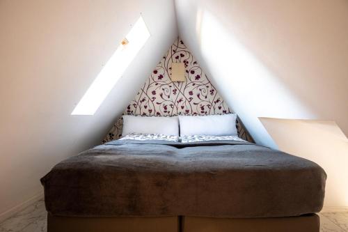 a bedroom with a bed in a attic at Dachgeschosswohnung mit Klimaanlage-15min vom Europa Park entfernt in Kenzingen