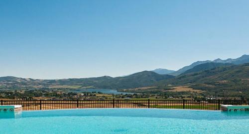 einen großen Pool mit Bergblick in der Unterkunft Luxury Townhome with Stunning Ogden Valley Views in Wolf Lodge Condominium