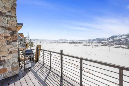 ein Balkon mit Blick auf einen schneebedeckten Strand in der Unterkunft Luxury Townhome with Stunning Ogden Valley Views in Wolf Lodge Condominium