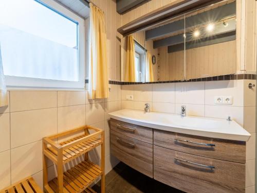 a bathroom with a sink and a window at Ferienhaus in ruhiger Lage in Granzow