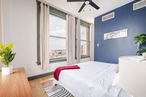 Katil atau katil-katil dalam bilik di Cozy 1BR Downtown Birmingham