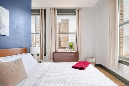 Katil atau katil-katil dalam bilik di Cozy 1BR Downtown Birmingham