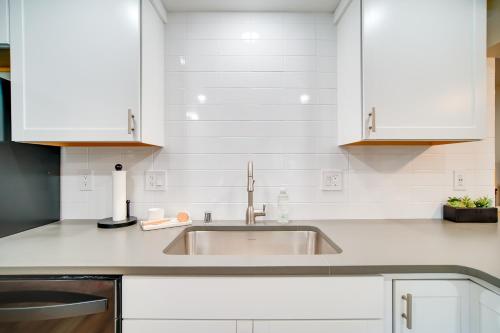 Η κουζίνα ή μικρή κουζίνα στο Alluring Anchorage Apt - Walk to Coastal Trl!