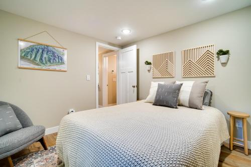 Ένα ή περισσότερα κρεβάτια σε δωμάτιο στο Alluring Anchorage Apt - Walk to Coastal Trl!