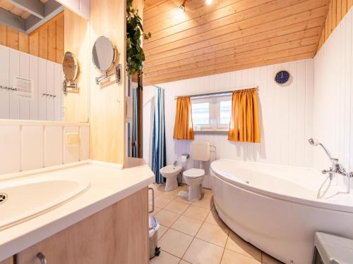 Bilik mandi di Ferienhaus im Ferienpark Mueritz